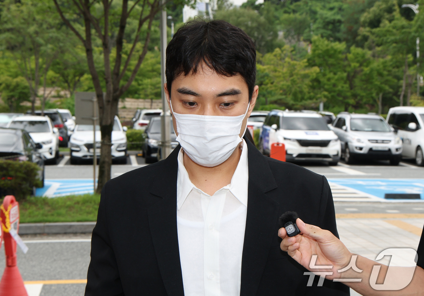 (청주=뉴스1) 김영운 기자 = 미성년자 성매매 혐의 등을 받는 최영중 전 청주시의원이 30일 구속 전 피의자 심문(영장실질심사)을 받기 위해 충북 청주시 서원구 청주지방법원에 출 …