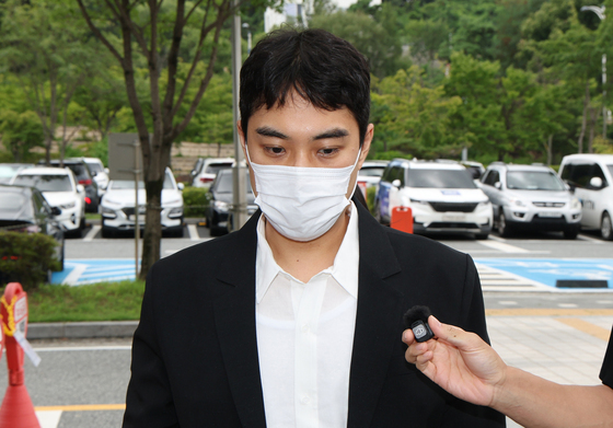 묵묵부답으로 청주지법 향하는 최영중 전 청주시의원