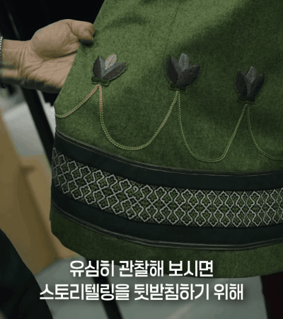 본문 이미지 - 뮤지컬 '겨울왕국' 한국 초연이 노르웨이 원단과 전통 수공예를 반영한 의상 피팅 현장을 30일 공개했다.