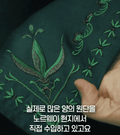 본문 이미지 - 뮤지컬 '겨울왕국' 한국 초연이 노르웨이 원단과 전통 수공예를 반영한 의상 피팅 현장을 30일 공개했다.
