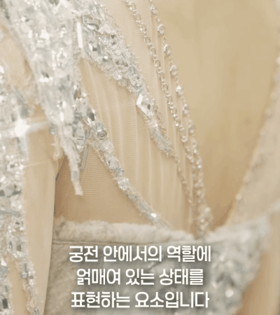 본문 이미지 - 뮤지컬 '겨울왕국' 한국 초연이 노르웨이 원단과 전통 수공예를 반영한 의상 피팅 현장을 30일 공개했다.