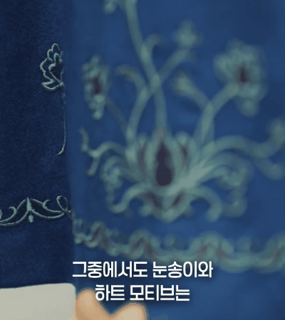 본문 이미지 - 뮤지컬 '겨울왕국' 한국 초연이 노르웨이 원단과 전통 수공예를 반영한 의상 피팅 현장을 30일 공개했다.