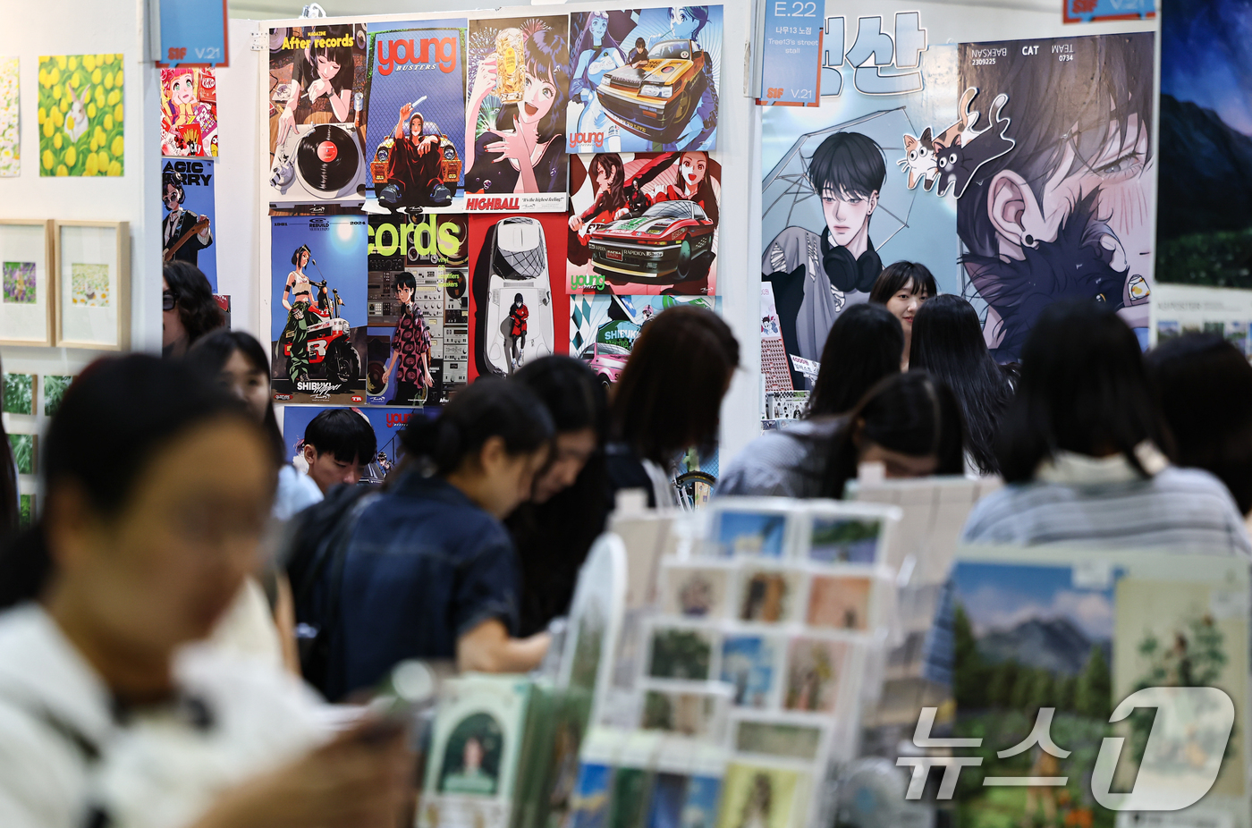 (서울=뉴스1) 김도우 기자 = 30일 서울 강남구 코엑스에서 열린 서울일러스트레이션페어에서 관람객들이 전시품을 살펴보고 있다. 2026.7.30/뉴스1
