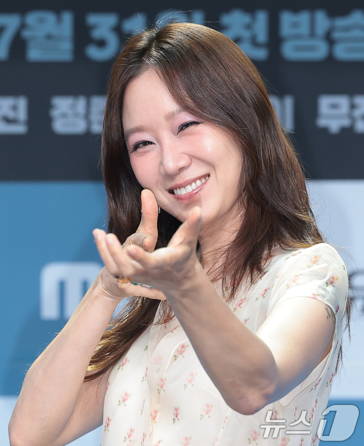(서울=뉴스1) 권현진 기자 = 배우 공효진이 30일 서울 마포구 상암동 MBC에서 열린 새 금토드라마 '유부녀 킬러' 제작발표회에 참석해 포즈를 취하고 있다.‘유부녀 킬러’는 낮 …