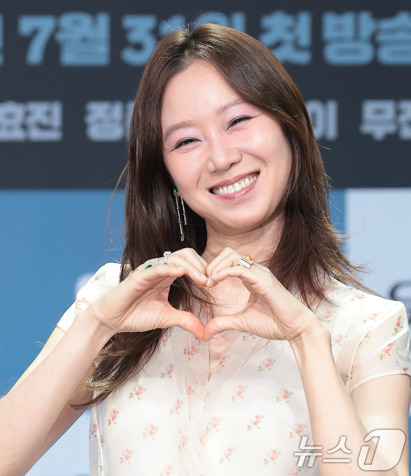 (서울=뉴스1) 권현진 기자 = 배우 공효진이 30일 서울 마포구 상암동 MBC에서 열린 새 금토드라마 '유부녀 킬러' 제작발표회에 참석해 포즈를 취하고 있다.‘유부녀 킬러’는 낮 …