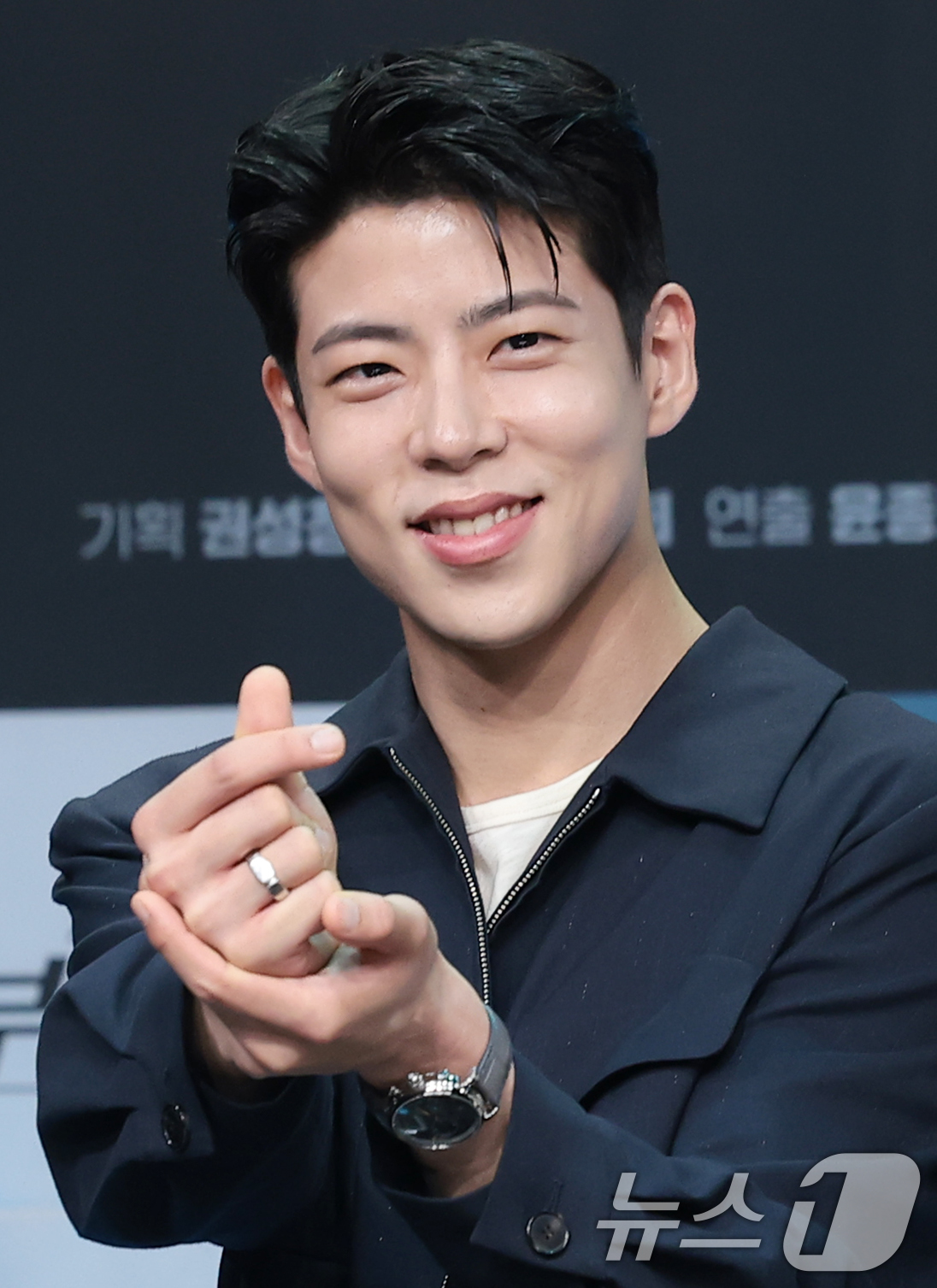 (서울=뉴스1) 권현진 기자 = 배우 최우성이 30일 서울 마포구 상암동 MBC에서 열린 새 금토드라마 '유부녀 킬러' 제작발표회에 참석해 포즈를 취하고 있다.‘유부녀 킬러’는 낮 …