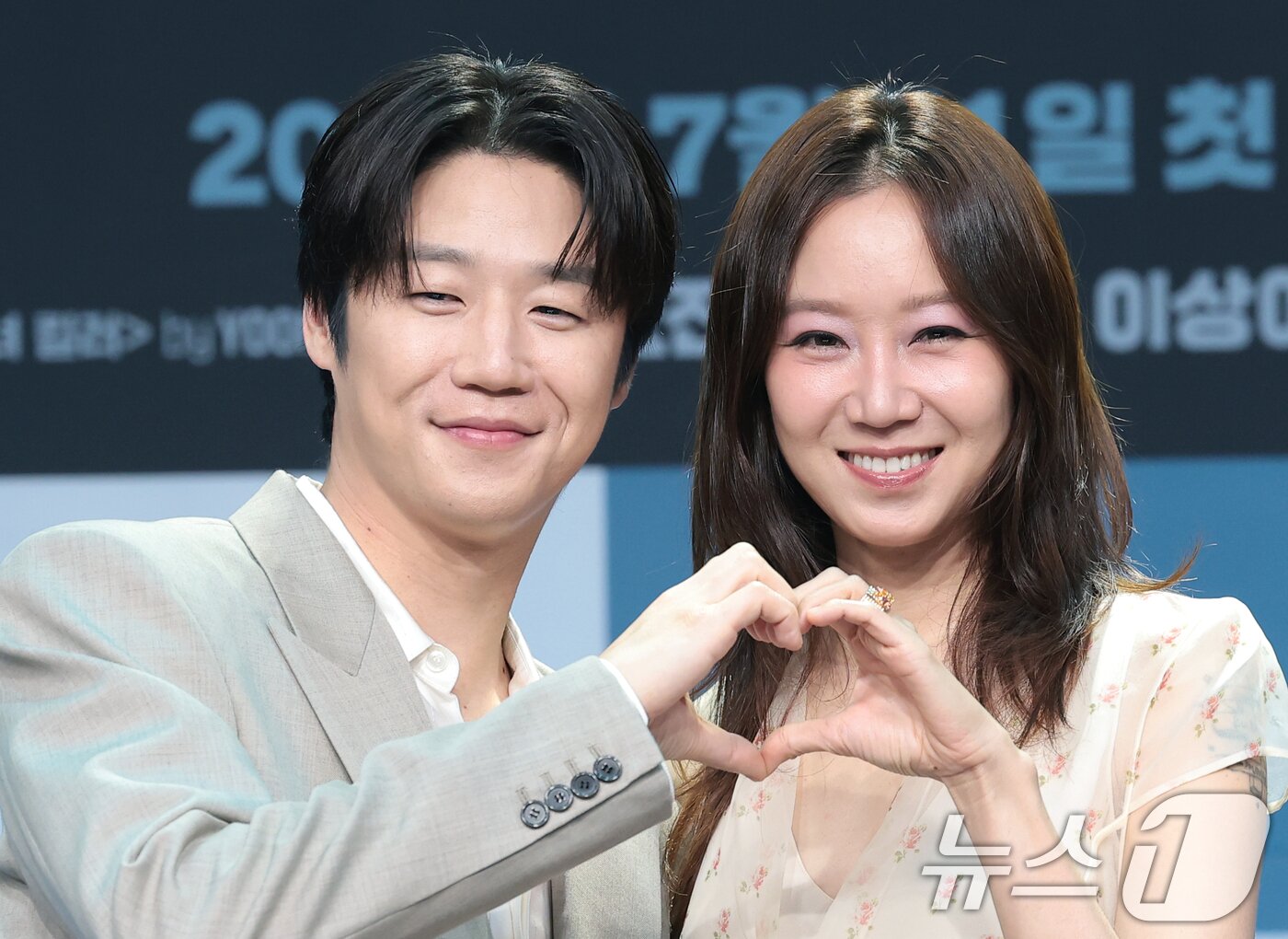 본문 이미지 - 배우 정준원과 공효진(오른쪽)이 30일 서울 마포구 상암동 MBC에서 열린 새 금토드라마 '유부녀 킬러' 제작발표회에 참석해 포즈를 취하고 있다. ‘유부녀 킬러’는 낮에는 사람을 처단하는 킬러, 밤에는 아이를 키우는 워킹맘의 이야기를 그린 웹툰을 원작으로 한 드라마다. 2026.7.30 ⓒ 뉴스1 권현진 기자