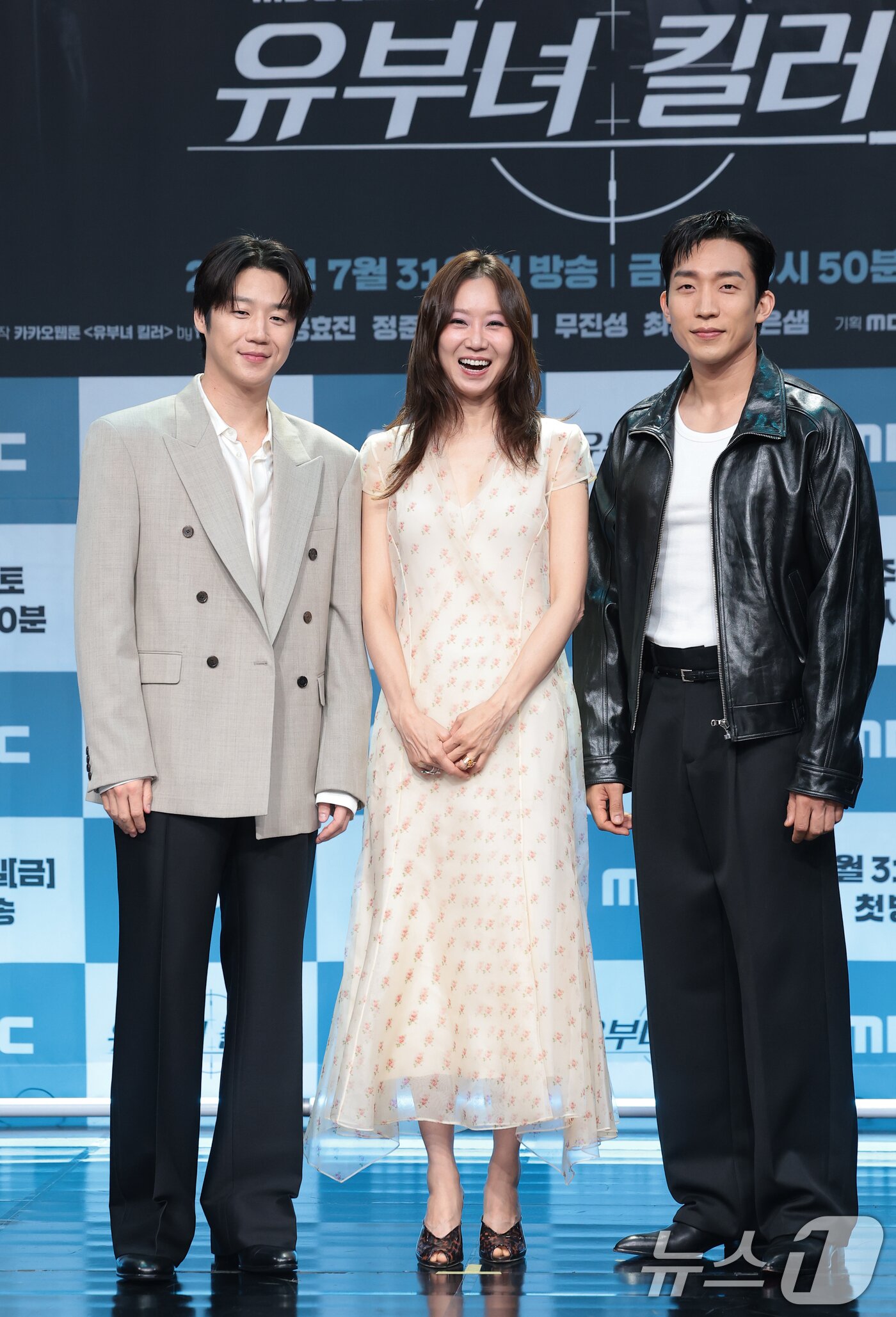 본문 이미지 - 배우 정준원(왼쪽부터)과 공효진, 이상이가 30일 서울 마포구 상암동 MBC에서 열린 새 금토드라마 '유부녀 킬러' 제작발표회에 참석해 포즈를 취하고 있다. ‘유부녀 킬러’는 낮에는 사람을 처단하는 킬러, 밤에는 아이를 키우는 워킹맘의 이야기를 그린 웹툰을 원작으로 한 드라마다. 2026.7.30 ⓒ 뉴스1 권현진 기자