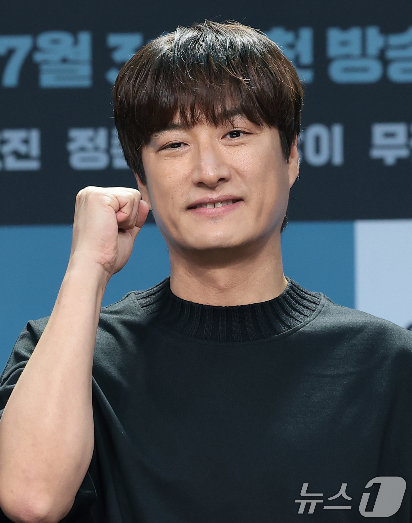 (서울=뉴스1) 권현진 기자 = 윤종호 감독이 30일 서울 마포구 상암동 MBC에서 열린 새 금토드라마 '유부녀 킬러' 제작발표회에 참석해 포즈를 취하고 있다.‘유부녀 킬러’는 낮 …