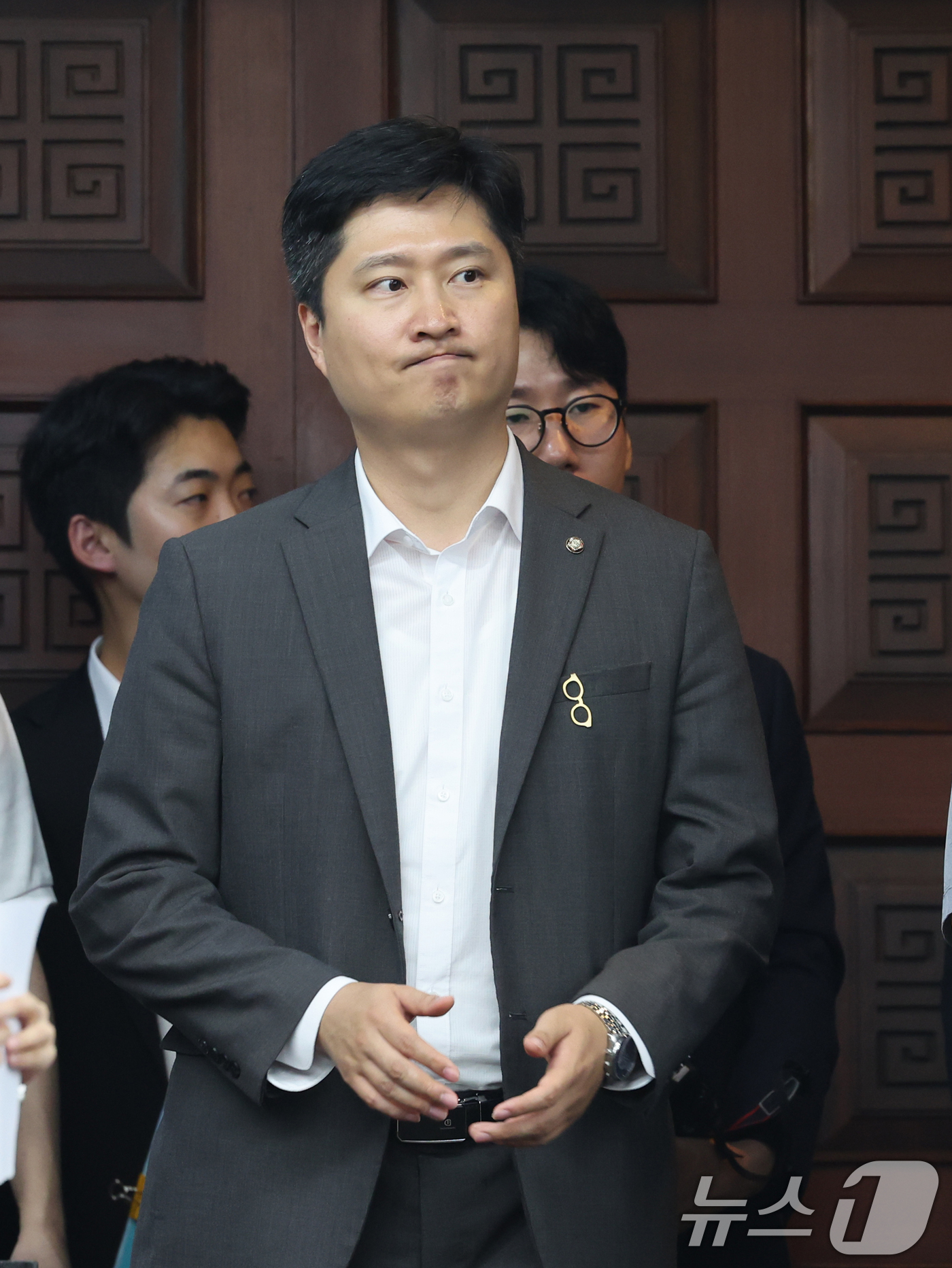 (서울=뉴스1) 황기선 기자 = 우재준 국민의힘 청년최고위원이 30일 오후 서울 여의도 국회에서 열린 제22대 국회 후반기 상임위원장 후보자 선출 의원총회에 참석하고 있다.  20 …