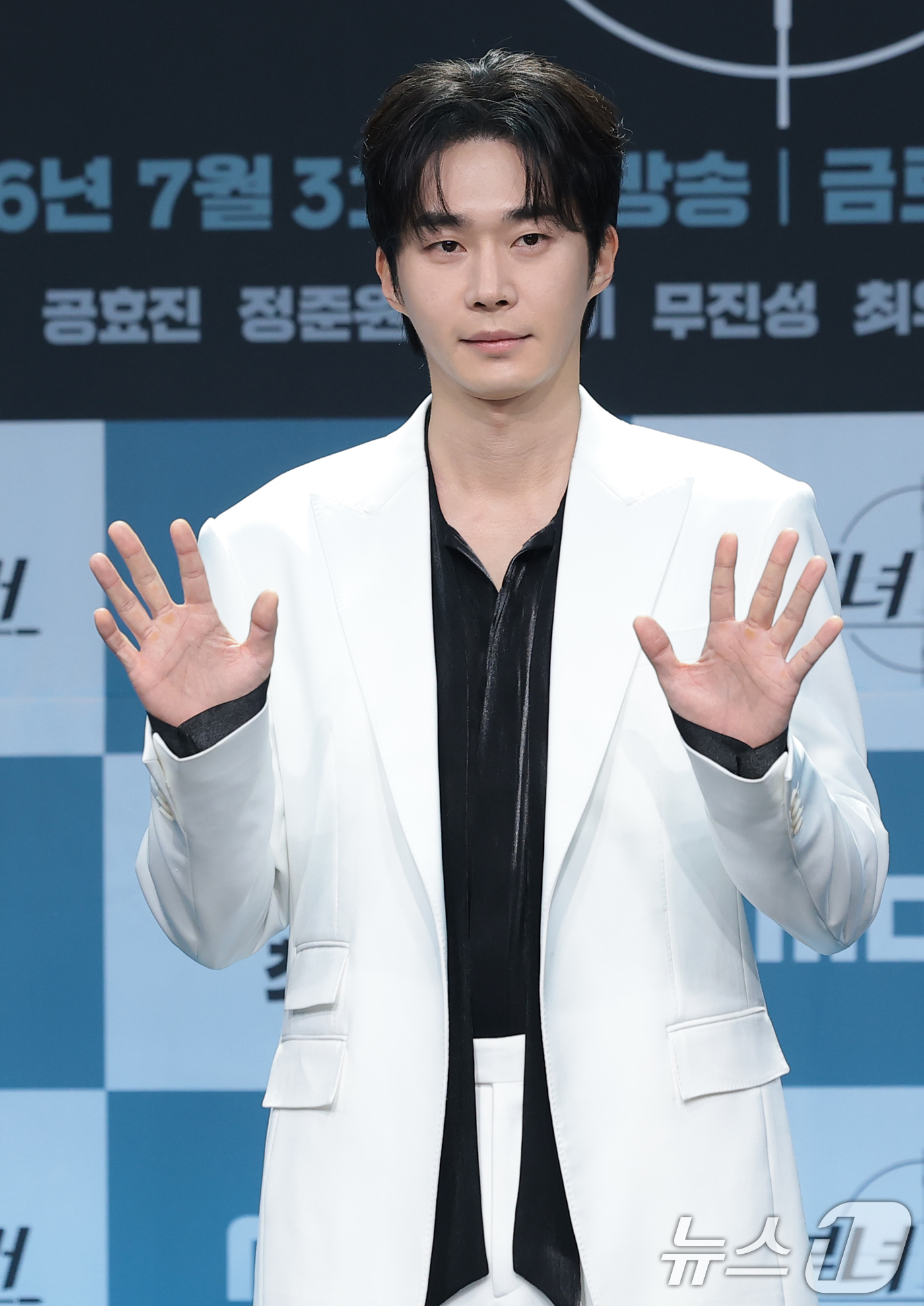 (서울=뉴스1) 권현진 기자 = 배우 무진성이 30일 서울 마포구 상암동 MBC에서 열린 새 금토드라마 '유부녀 킬러' 제작발표회에 참석해 포즈를 취하고 있다.‘유부녀 킬러’는 낮 …