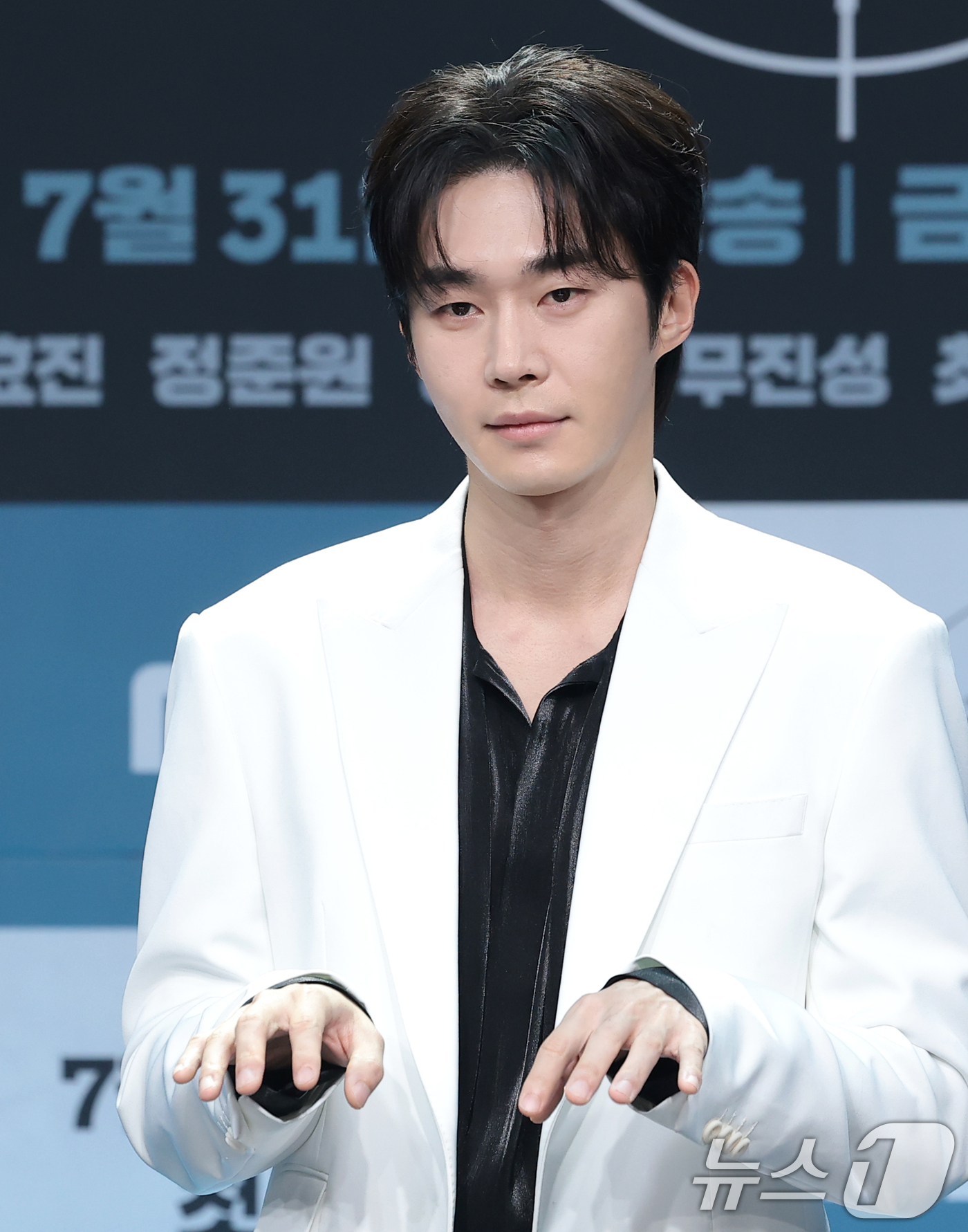 (서울=뉴스1) 권현진 기자 = 배우 무진성이 30일 서울 마포구 상암동 MBC에서 열린 새 금토드라마 '유부녀 킬러' 제작발표회에 참석해 포즈를 취하고 있다.‘유부녀 킬러’는 낮 …