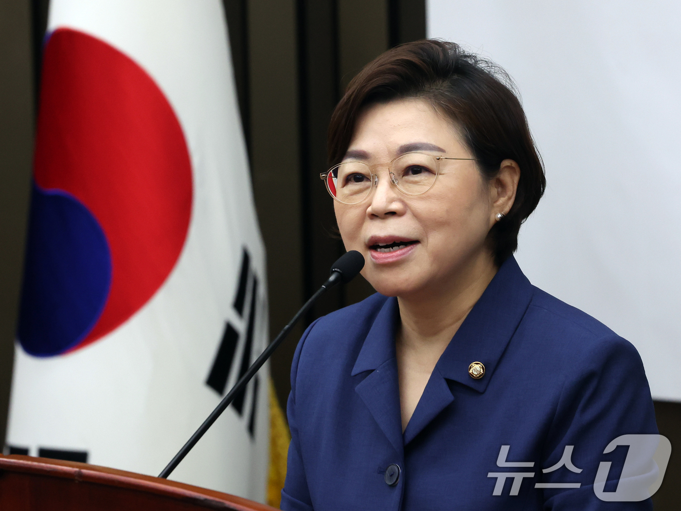 (서울=뉴스1) 황기선 기자 = 성평등가족위원장 후보로 선출된 김정재 국민의힘 의원이 30일 오후 서울 여의도 국회에서 열린 제22대 국회 후반기 상임위원장 후보자 선출 의원총회에 …