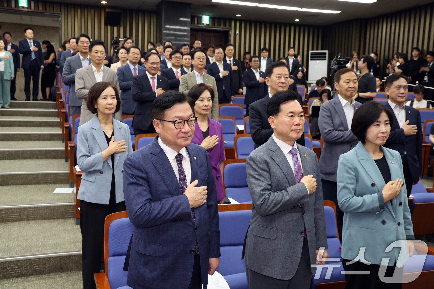 (서울=뉴스1) 황기선 기자 = 정점식 국민의힘 원내대표가 30일 오후 서울 여의도 국회에서 열린 제22대 국회 후반기 상임위원장 후보자 선출 의원총회에서 국민의례를 하고 있다. …