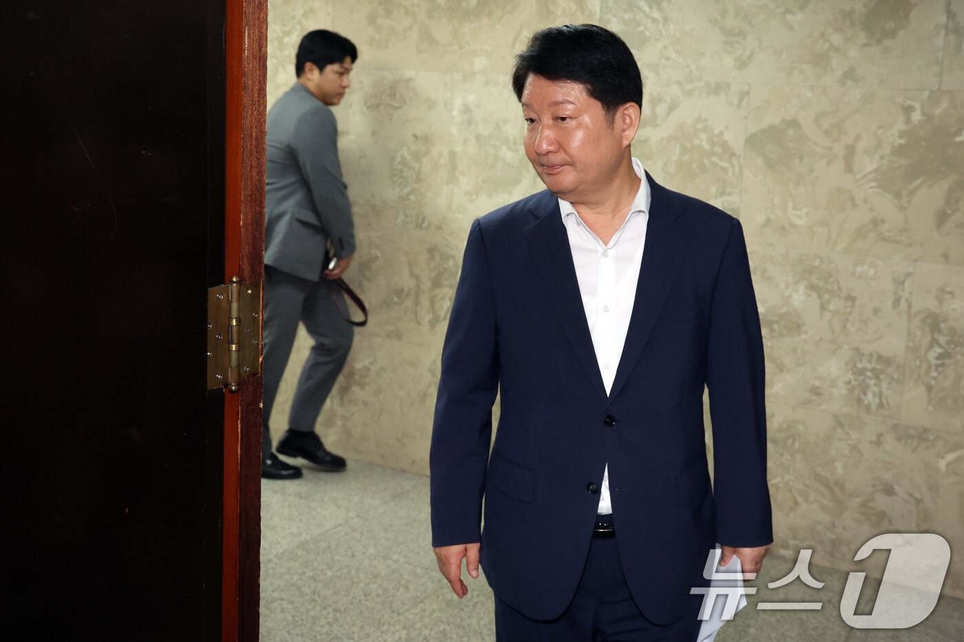 본문 이미지 - 권영진 국민의힘 의원이 30일 오후 서울 여의도 국회에서 열린 제22대 국회 후반기 상임위원장 후보자 선출 의원총회에 참석하고 있다. 2026.7.30 ⓒ 뉴스1 황기선 기자