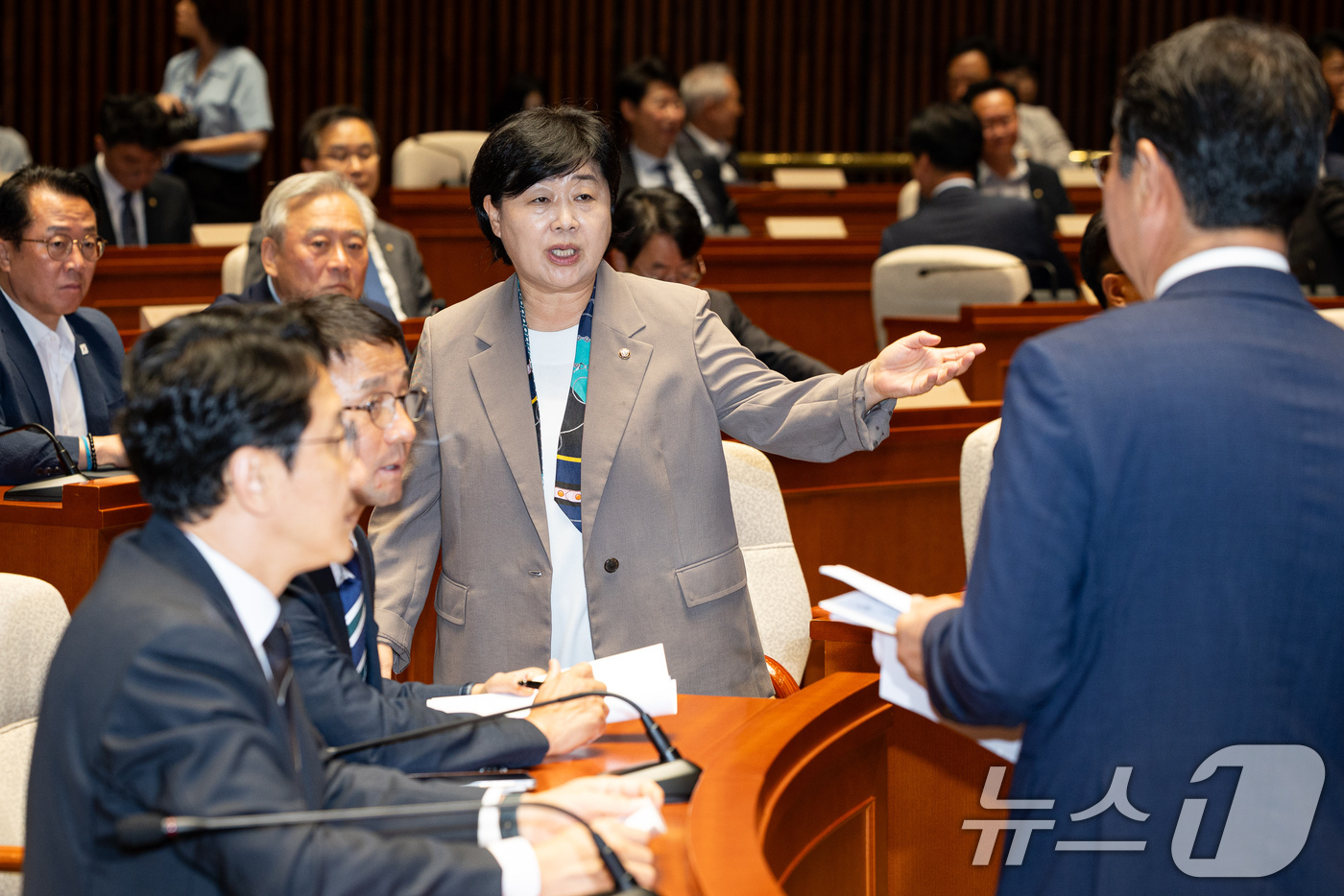 (서울=뉴스1) 유승관 기자 = 서영교 국회 법제사법위원장과 김승원 간사가 30일 서울 여의도 국회에서 열린 의원총회에서 한병도 더불어민주당 당대표 직무대행 겸 원내대표와 대화하고 …