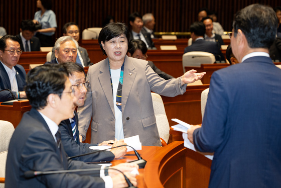 원내지도부와 대화하는 서영교 법사위원장과 김승원 간사
