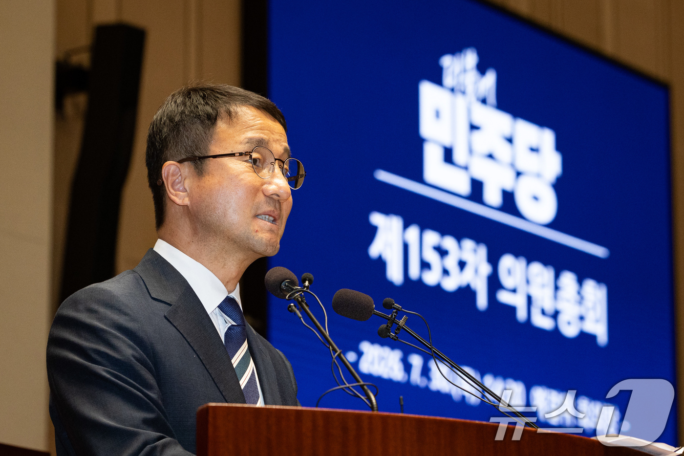 (서울=뉴스1) 유승관 기자 = 한병도 더불어민주당 당대표 직무대행 겸 원내대표가 30일 서울 여의도 국회에서 열린 의원총회에서 모두 발언을 하고 있다. 2026.7.30/뉴스1