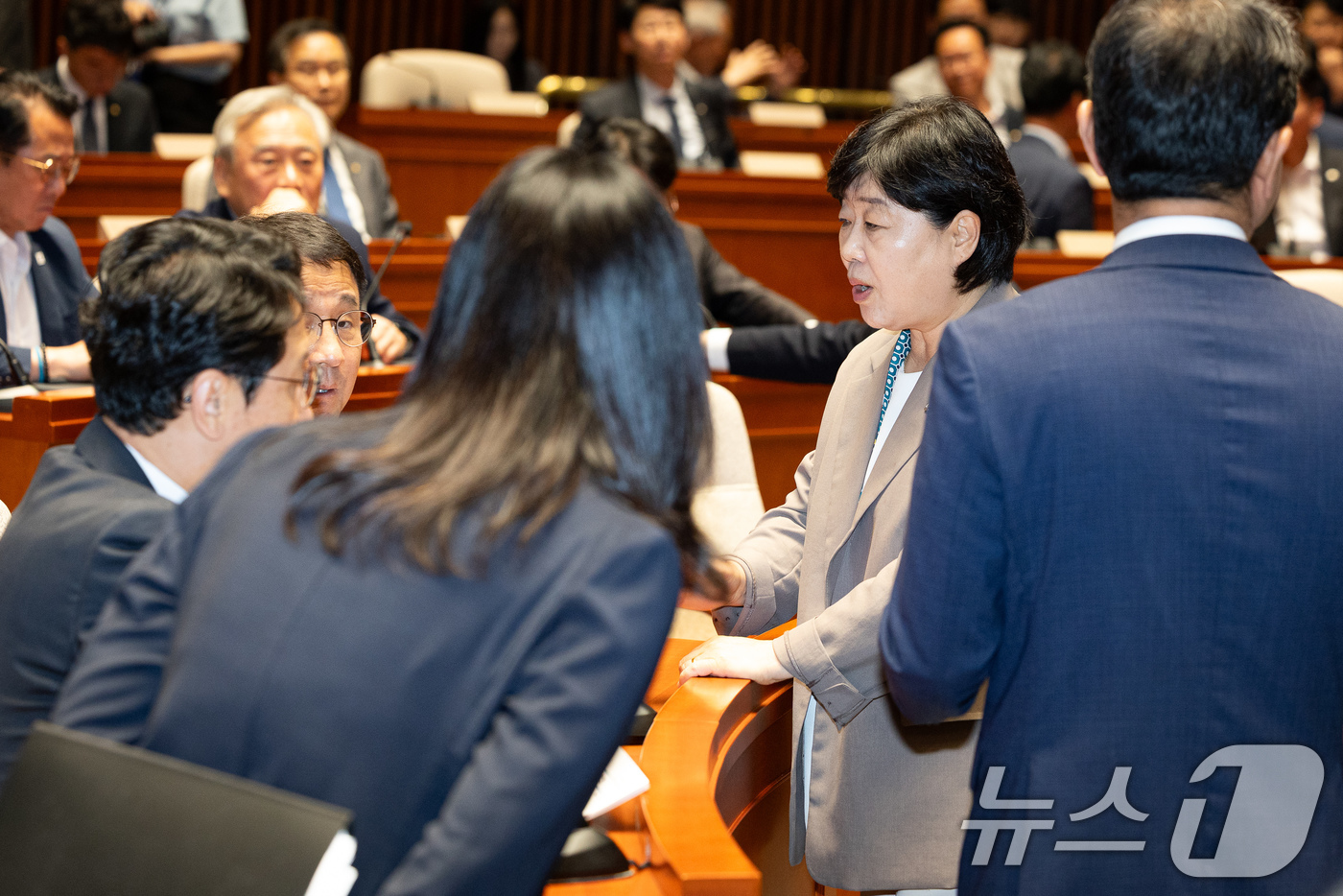 (서울=뉴스1) 유승관 기자 = 서영교 국회 법제사법위원장과 김승원 간사가 30일 서울 여의도 국회에서 열린 의원총회에서 한병도 더불어민주당 당대표 직무대행 겸 원내대표와 대화하고 …