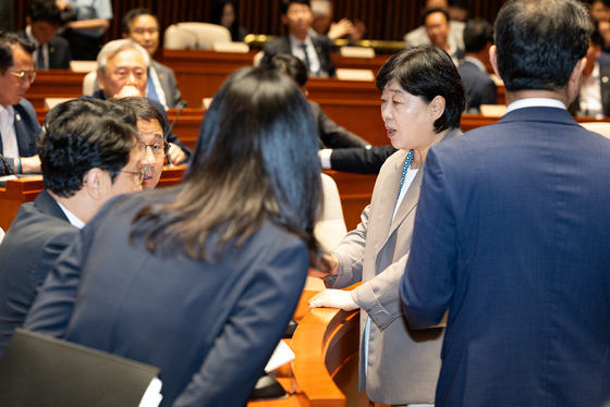 한병도 직무대행과 대화 나누는 서영교 법사위원장