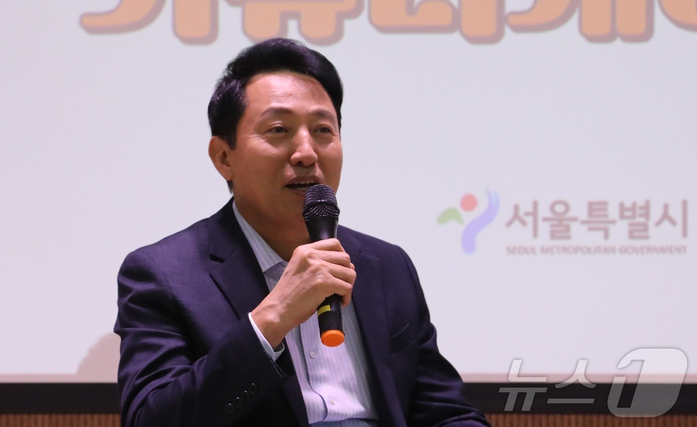 (서울=뉴스1) 전지아 수습기자 = 오세훈 서울시장이 30일 서울 광진구 50플러스 동부캠퍼스에서 열린 '서울런 커뮤니케이션 특강'에서 발언하고 있다.2026.7.30/뉴스1