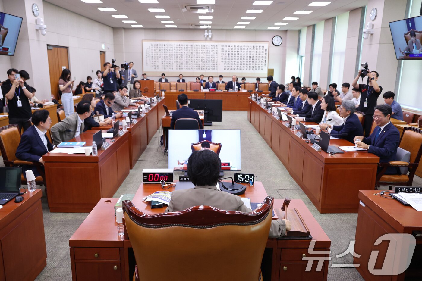 본문 이미지 - 서영교 위원장이 30일 서울 여의도 국회에서 열린 법제사법위원회 전체회의에서 제9회 전국동시지방선거 투표용지 부족 사태 등 국민참정권 침해 의혹 진상규명을 위한 특별검사의 임명 등에 관한 법률안을 통과시키고 있다. 2026.7.30 ⓒ 뉴스1 신웅수 기자