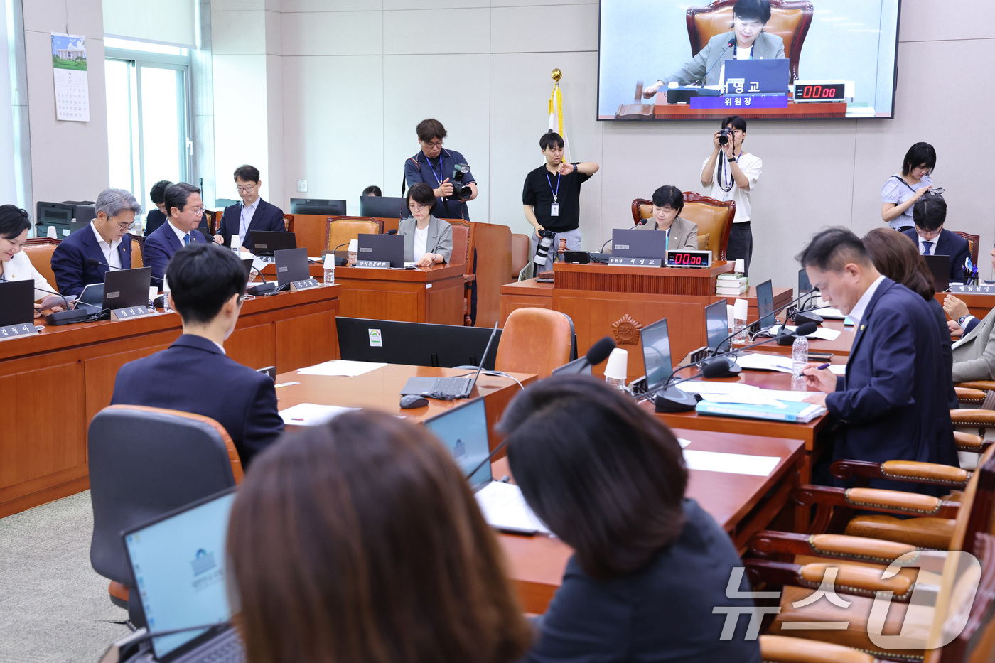(서울=뉴스1) 신웅수 기자 = 서영교 위원장이 30일 서울 여의도 국회에서 열린 법제사법위원회 전체회의에서 제9회 전국동시지방선거 투표용지 부족 사태 등 국민참정권 침해 의혹 진 …