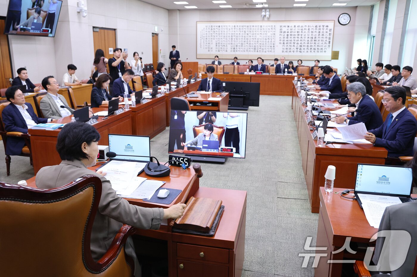 본문 이미지 - 서영교 위원장이 30일 서울 여의도 국회에서 열린 법제사법위원회 전체회의에서 제9회 전국동시지방선거 투표용지 부족 사태 등 국민참정권 침해 의혹 진상규명을 위한 특별검사의 임명 등에 관한 법률안을 통과시키고 있다. 2026.7.30 ⓒ 뉴스1 신웅수 기자