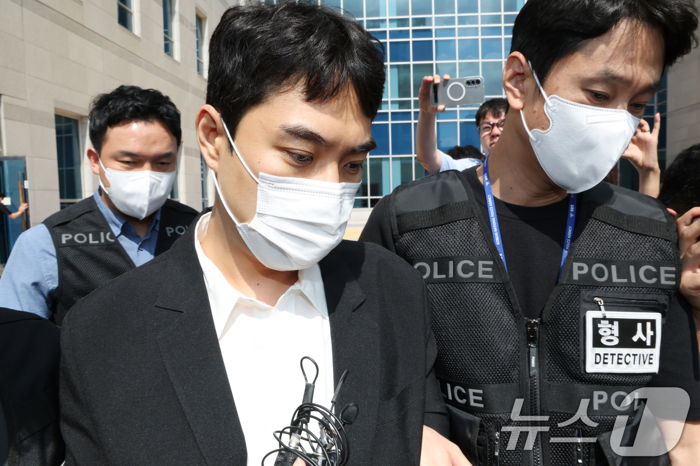 (청주=뉴스1) 김영운 기자 = 미성년자 성매매 혐의 등을 받는 최영중 전 청주시의원이 30일 충북 청주시 서원구 청주지방법원에서 구속 전 피의자 심문(영장실질심사)을 받은 뒤 나 …
