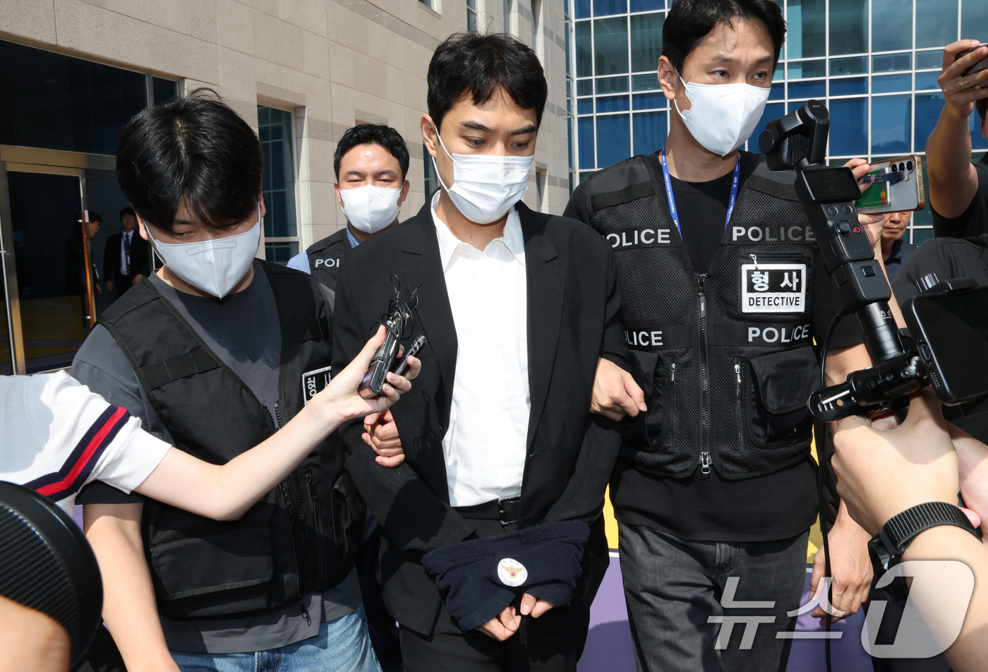 (청주=뉴스1) 김영운 기자 = 미성년자 성매매 혐의 등을 받는 최영중 전 청주시의원이 30일 충북 청주시 서원구 청주지방법원에서 구속 전 피의자 심문(영장실질심사)을 받은 뒤 나 …