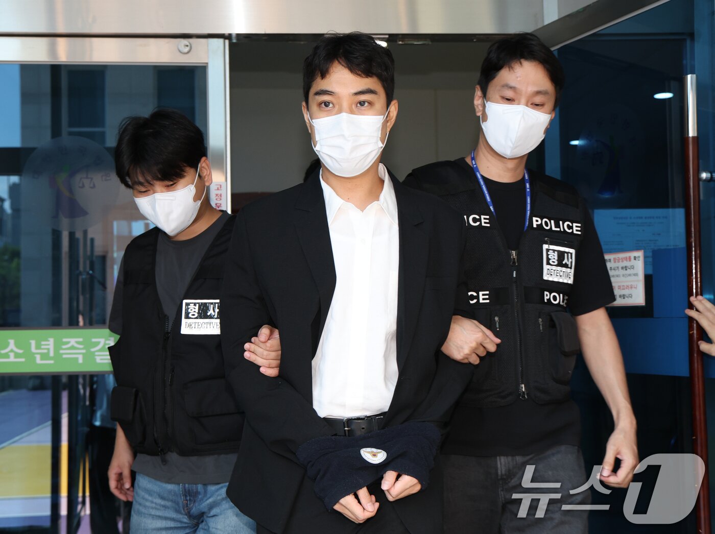 본문 이미지 - 미성년자 성매매 혐의 등을 받는 최영중 전 청주시의원이 30일 충북 청주시 서원구 청주지방법원에서 구속 전 피의자 심문(영장실질심사)을 받은 뒤 나오고 있다. 2026.7.30 ⓒ 뉴스1 김영운 기자