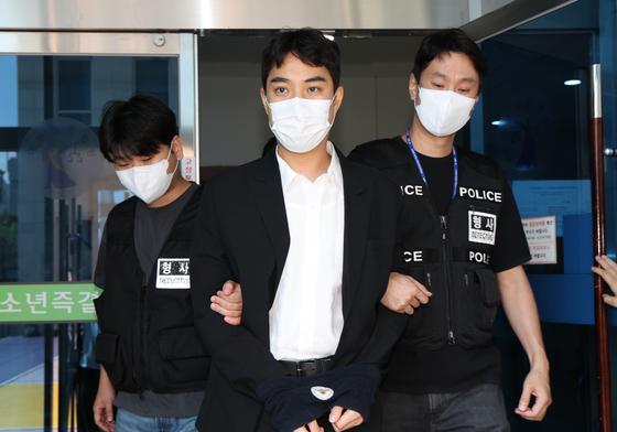 영장실질심사 마치고 나오는 최영중 전 청주시의원