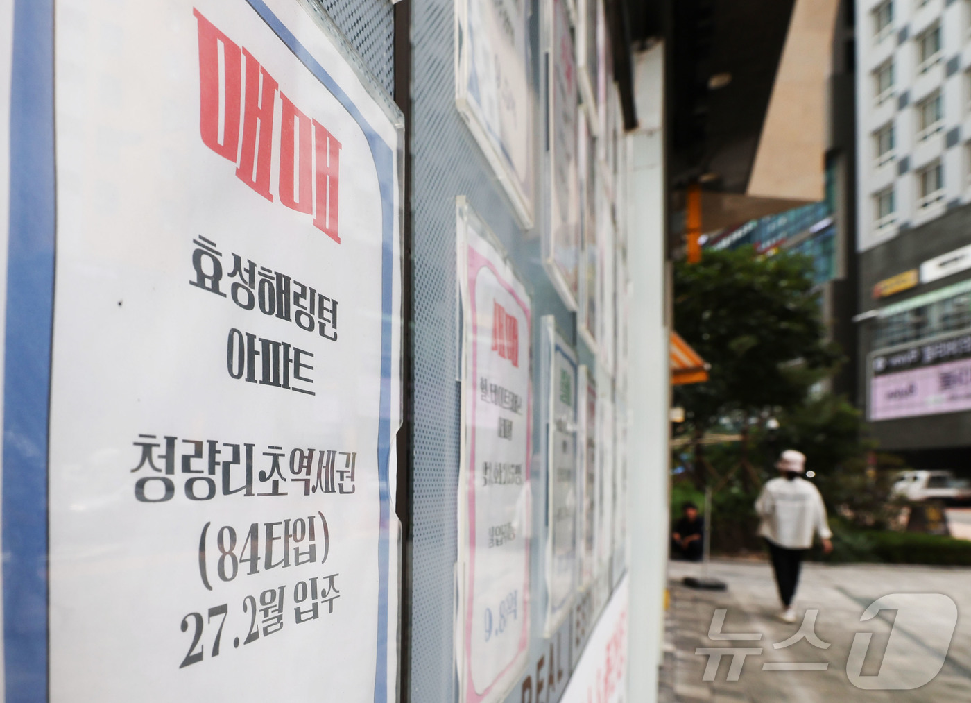 (서울=뉴스1) 이종수 기자 = 30일 서울 동대문구의 한 아파트 단지 인근 부동산 중개업소 모습. 올해 2분기 서울 전용면적 84㎡ 아파트 평균 실거래 매매가격은 13억5940만 …