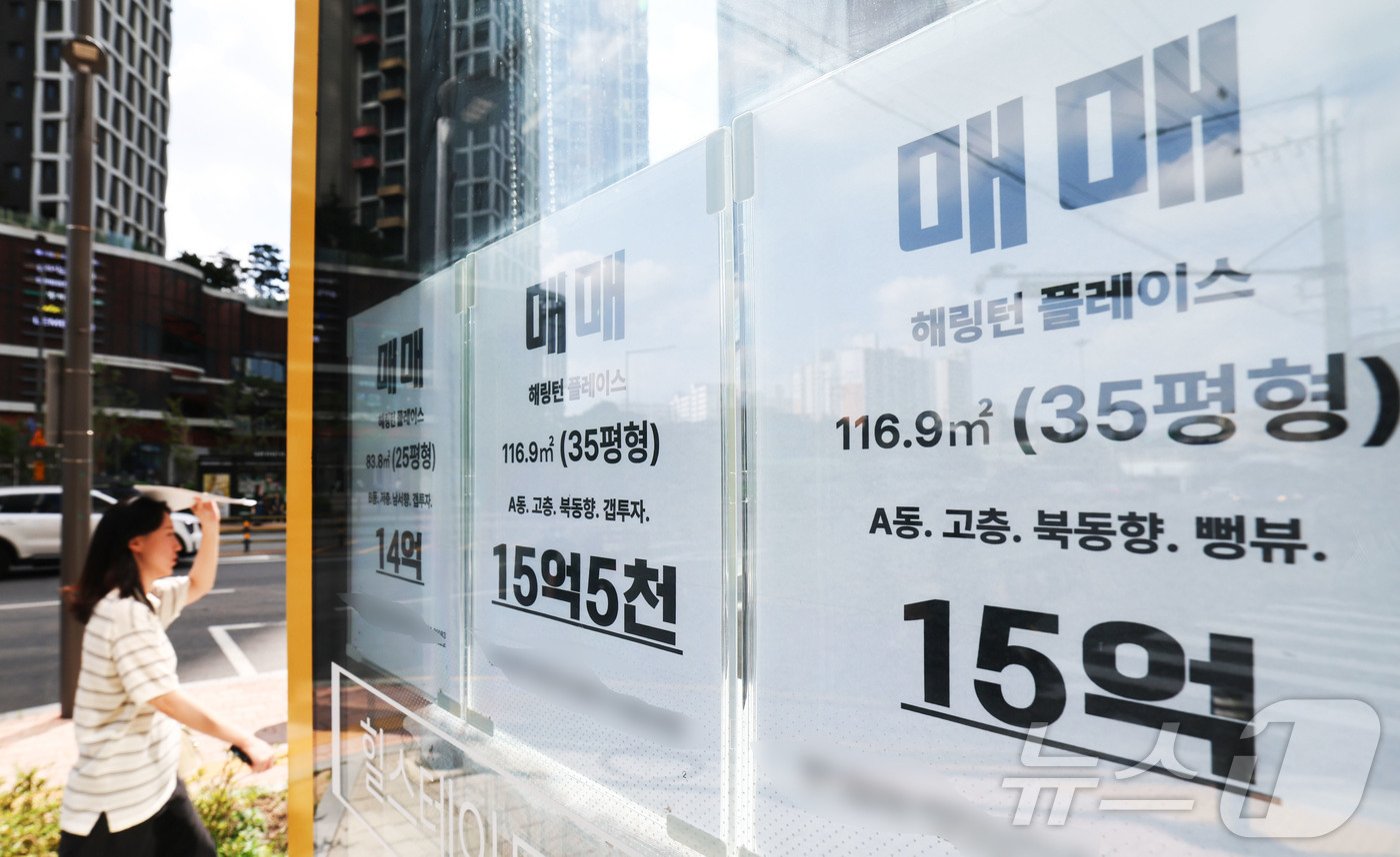(서울=뉴스1) 이종수 기자 = 올해 2분기 서울 전용면적 84㎡ 아파트 평균 실거래 매매가격은 13억5940만원, 평균 전세 보증금은 7억3342만원으로 전년 동기 대비 각각 1 …