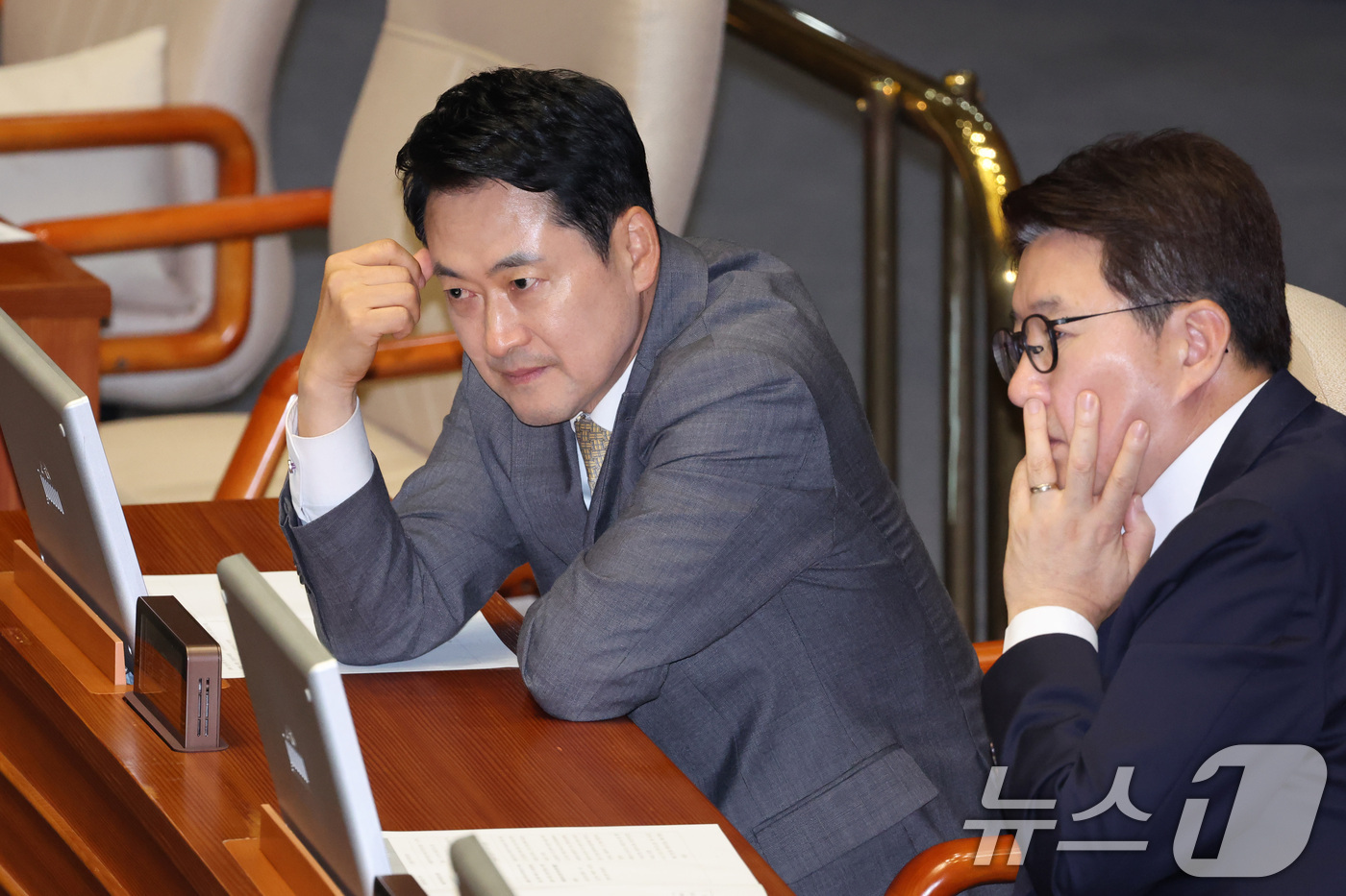 (서울=뉴스1) 신웅수 기자 = 장동혁 국민의힘 대표가 30일 서울 여의도 국회에서 열린 제437회국회(임시회) 제3차 본회의에서 생각에 잠겨 있다. 2026.7.30/뉴스1