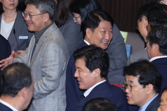 본회의 참석하는 권영진