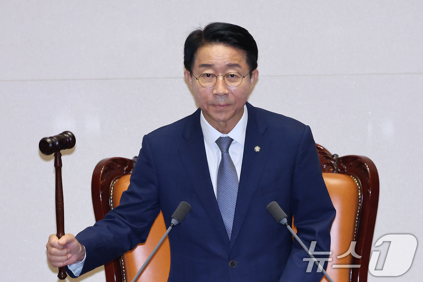 (서울=뉴스1) 신웅수 기자 = 조정식 국회의장이 30일 서울 여의도 국회에서 열린 제437회국회(임시회) 제3차 본회의에서 의사봉을 두드리고 있다. 2026.7.30/뉴스1