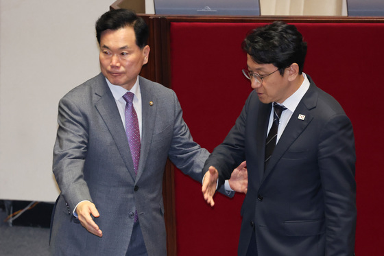 의장과 대화 마친 천준호·김승수
