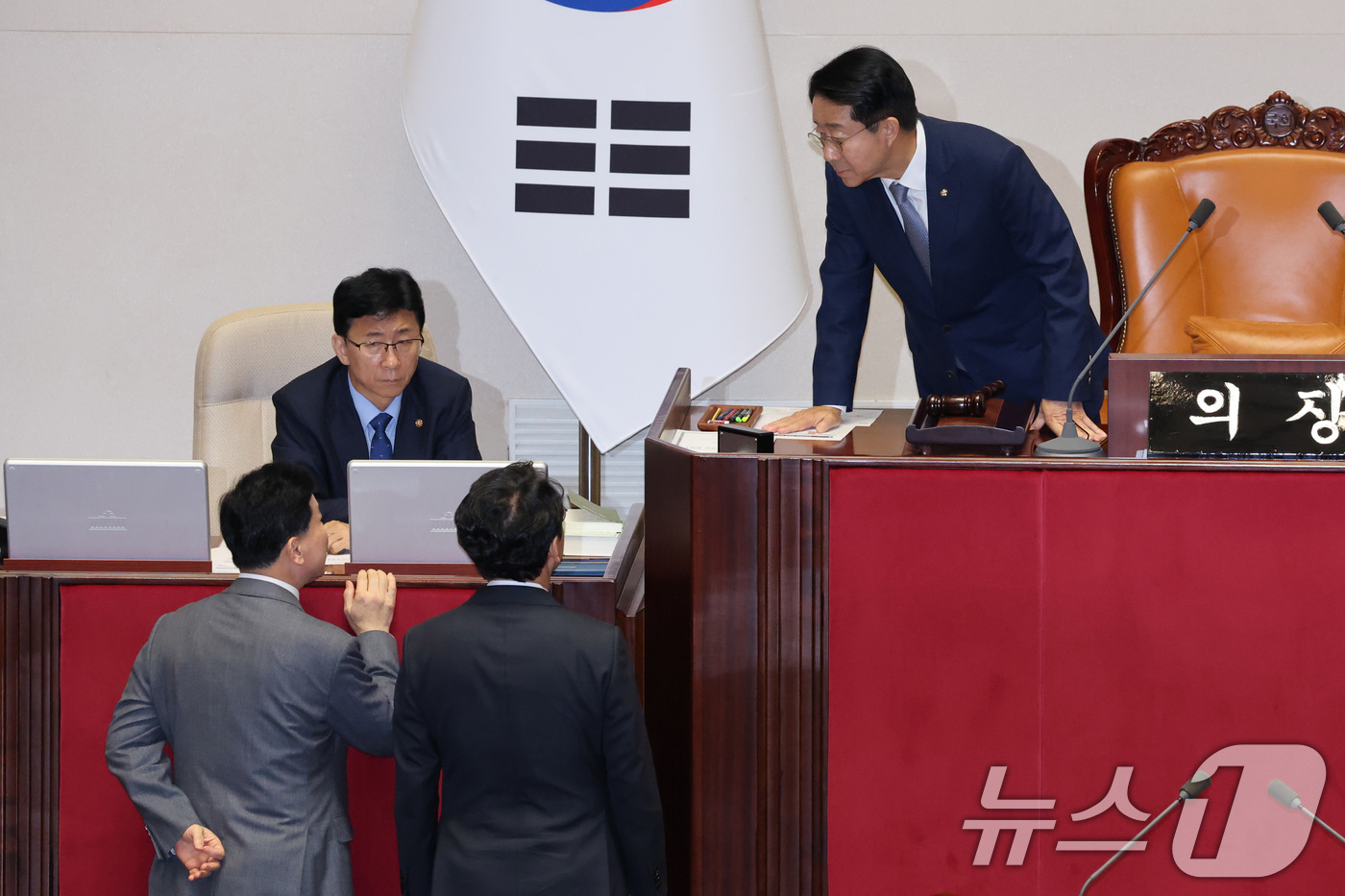 (서울=뉴스1) 신웅수 기자 = 조정식 국회의장이 30일 서울 여의도 국회에서 열린 제437회국회(임시회) 제3차 본회의에서 천준호 더불어민주당 원내운영수석부대표와 김승수 국민의힘 …