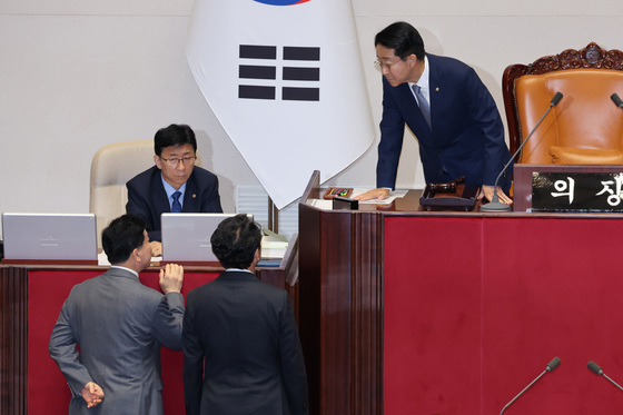 여야 원내수석과 대화하는 조정식 의장