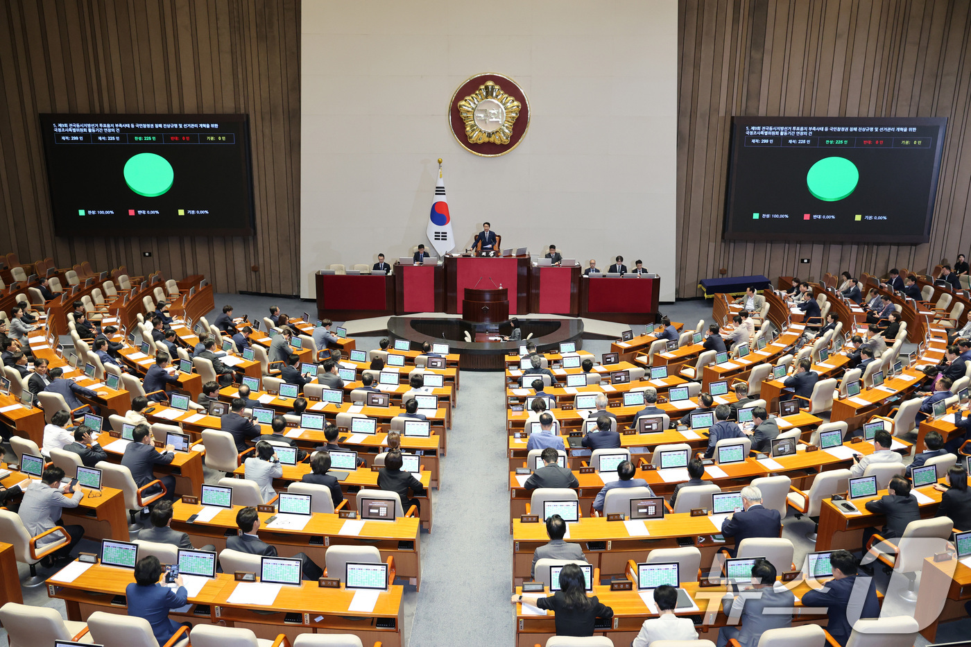 (서울=뉴스1) 신웅수 기자 = 30일 서울 여의도 국회에서 열린 제437회국회(임시회) 제3차 본회의에서 제9회 전국동시지방선거 투표용지 부족사태 등 국민참정권 침해 진상규명 및 …