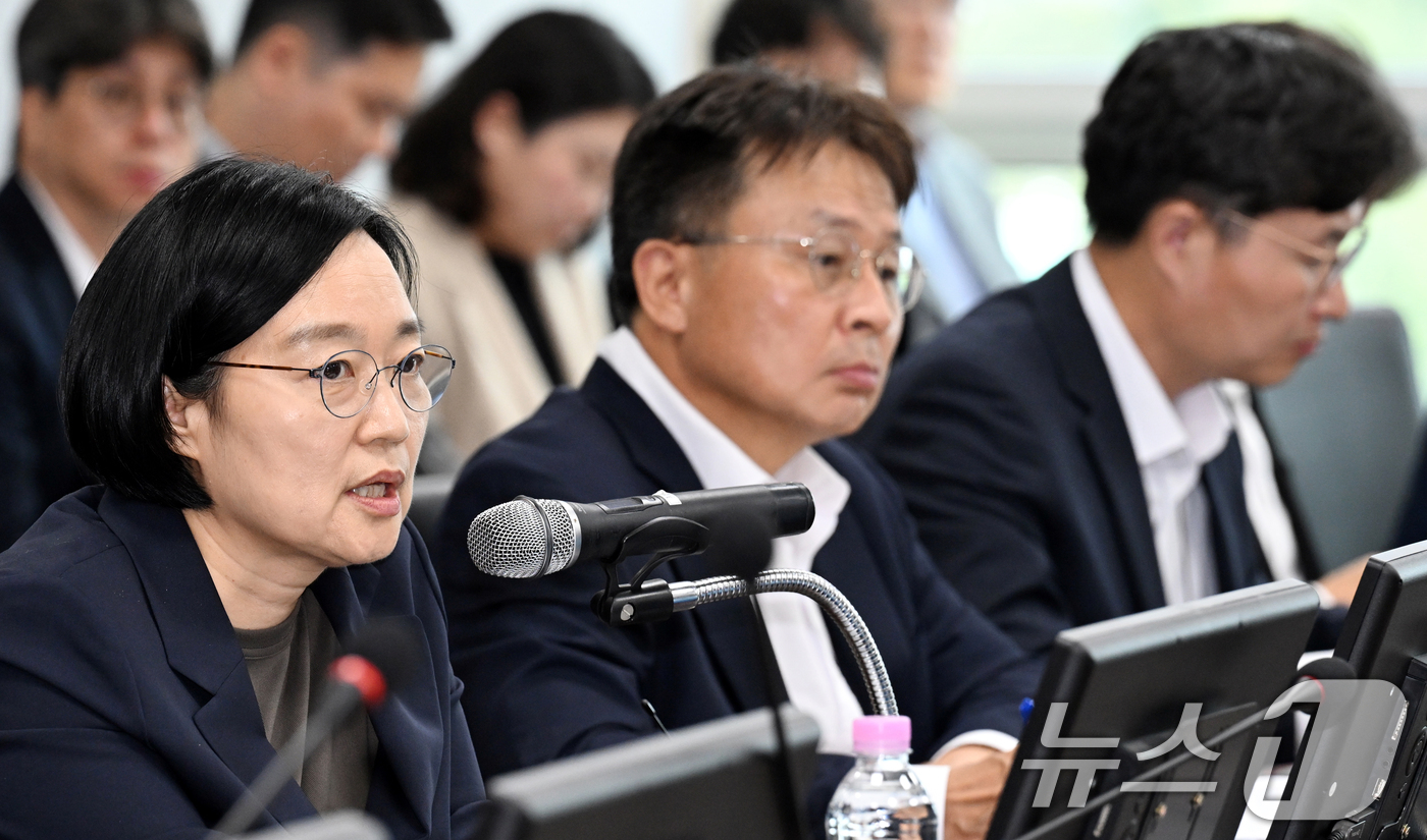 (대전=뉴스1) 김기태 기자 = 한성숙 국무총리가 30일 대전 유성구 나노종합기술원에서 열린 충청권 반도체 초광역 협력 활성화 간담회에서 발언하고 있다. (공동취재) 2026.7. …