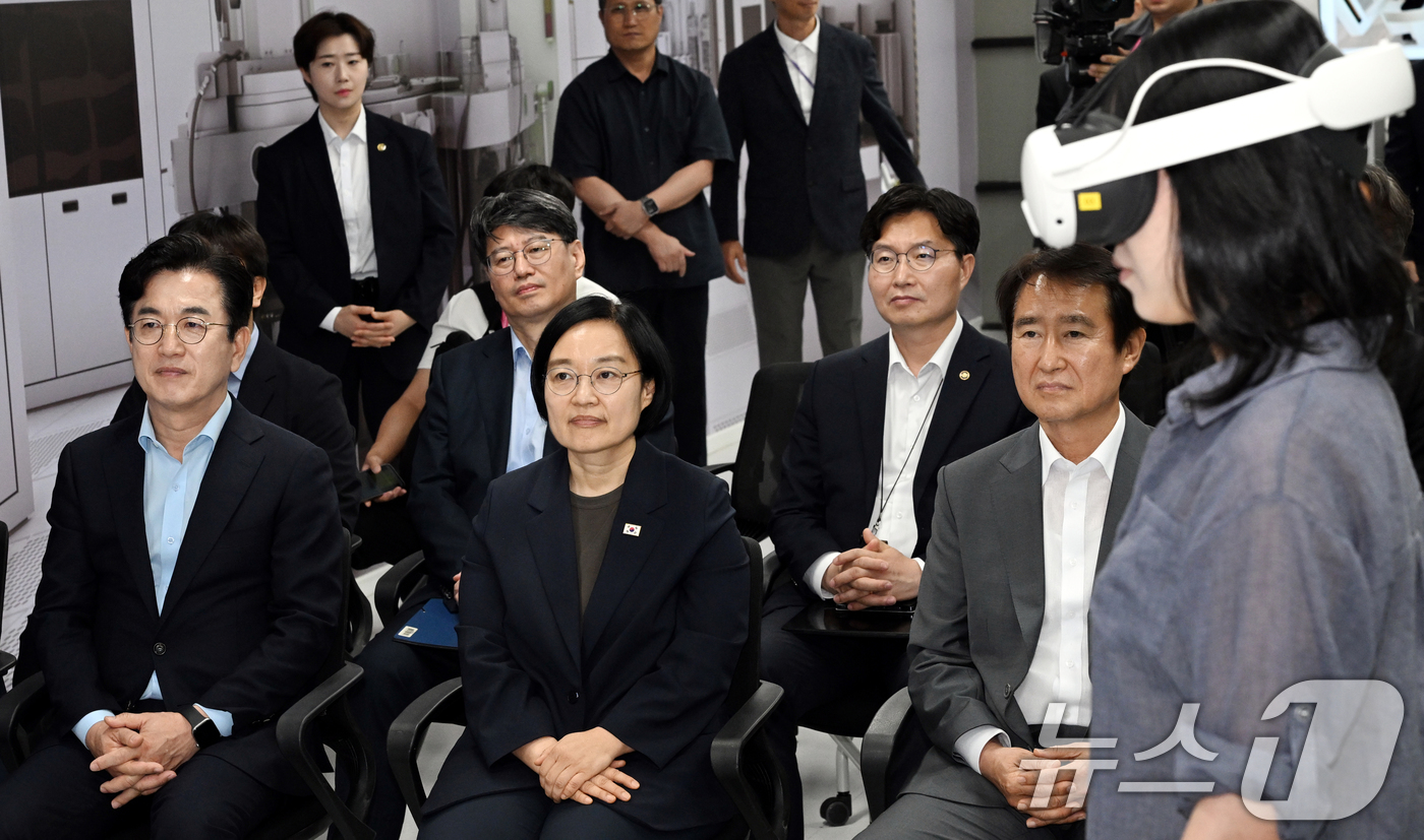 (대전=뉴스1) 김기태 기자 = 한성숙 국무총리가 30일 대전 유성구 나노종합기술원을 찾아 AR 기술을 활용한 반도체 인재양성 교육 과정을 살펴보고 있다. (공동취재) 2026.7 …