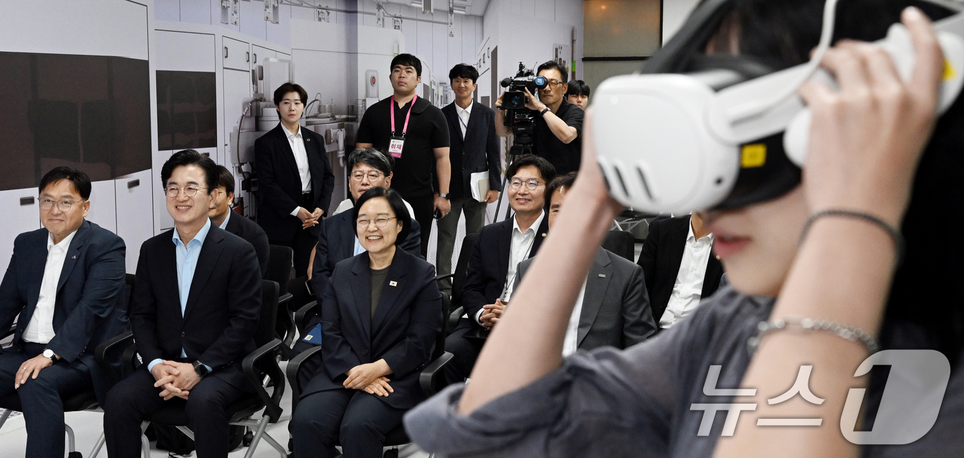 (대전=뉴스1) 김기태 기자 = 한성숙 국무총리가 30일 대전 유성구 나노종합기술원을 찾아 AR 기술을 활용한 반도체 인재양성 교육 과정을 살펴보고 있다. (공동취재) 2026.7 …