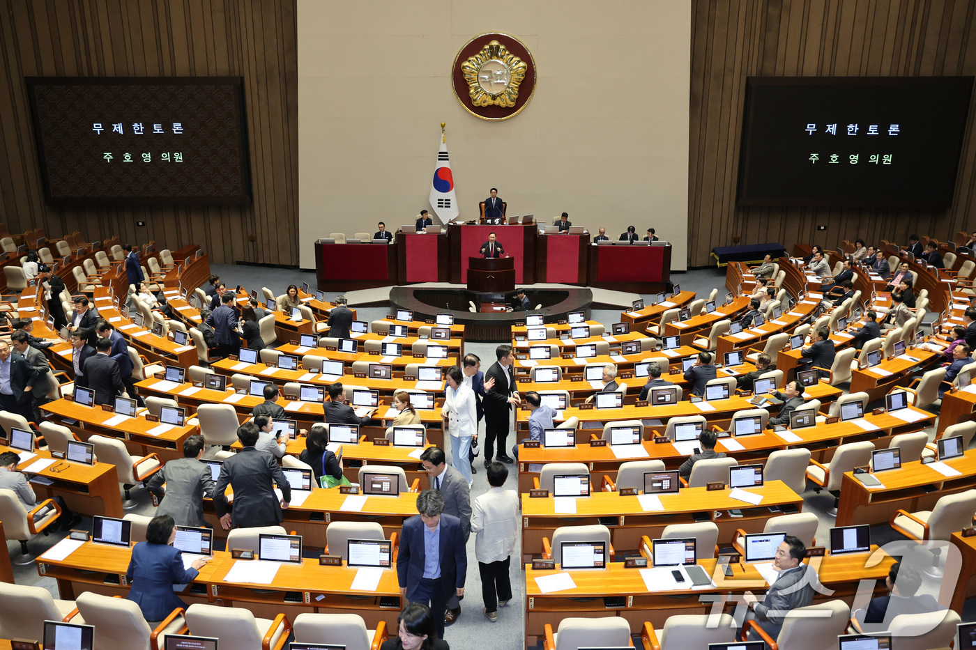 (서울=뉴스1) 신웅수 기자 = 주호영 국민의힘 의원이 30일 서울 여의도 국회에서 열린 제437회국회(임시회) 제3차 본회의에서 형사소송법 일부개정법률안(대안)에 대한 무제한 토 …
