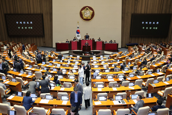 필리버스터 돌입에 퇴장하는 민주당