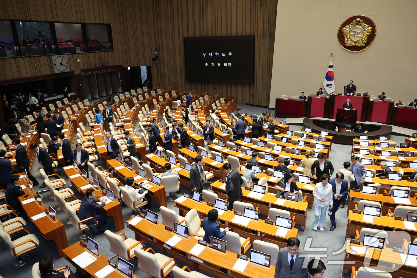 (서울=뉴스1) 신웅수 기자 = 주호영 국민의힘 의원이 30일 서울 여의도 국회에서 열린 제437회국회(임시회) 제3차 본회의에서 형사소송법 일부개정법률안(대안)에 대한 무제한 토 …