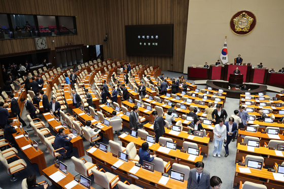필리버스터 퇴장하는 더불어민주당