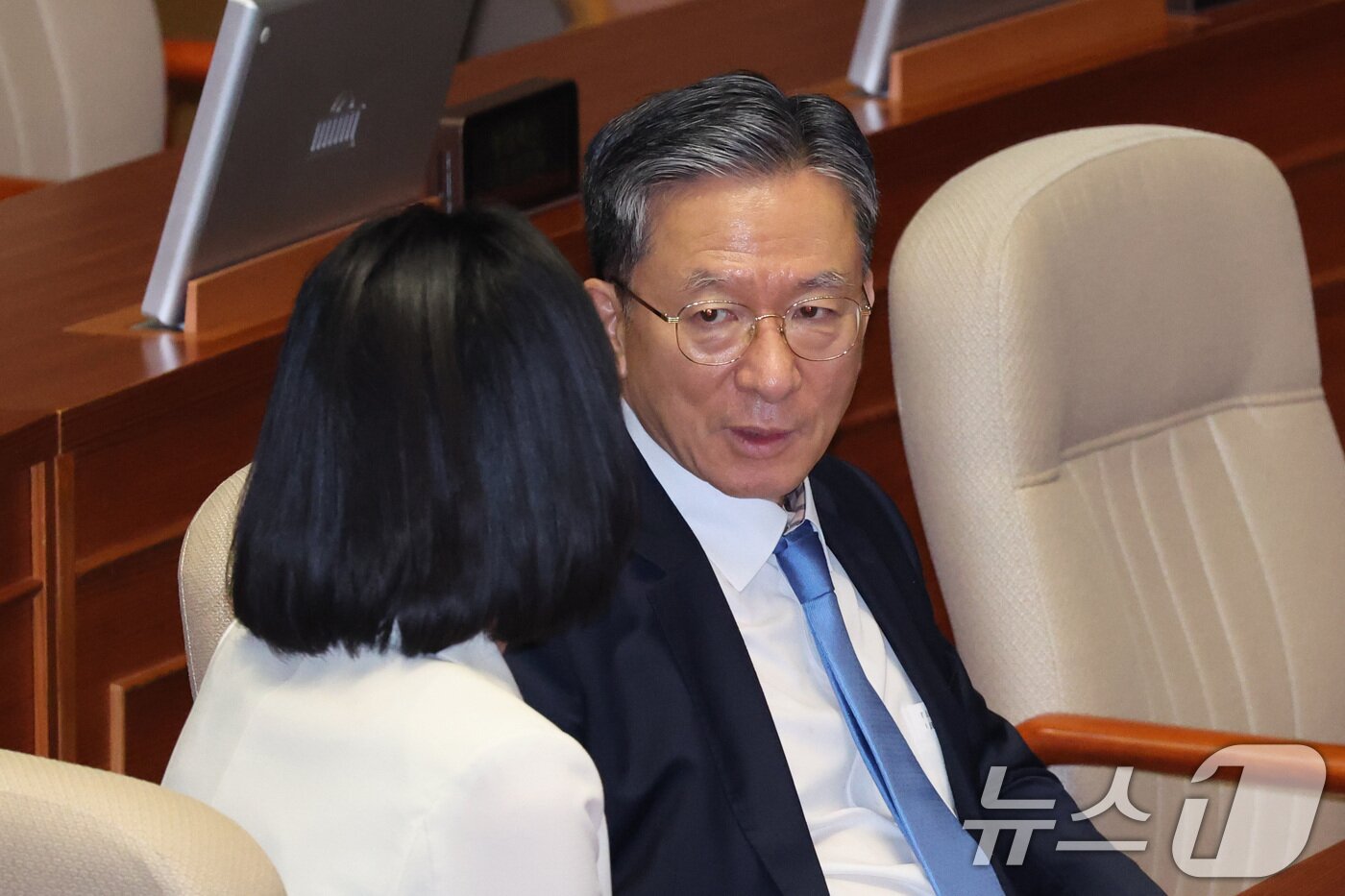 본문 이미지 - 정성호 법무부 장관과 김남희 더불어민주당 의원이 30일 서울 여의도 국회에서 열린 제437회국회(임시회) 제3차 본회의에서 대화하고 있다. 2026.7.30 ⓒ 뉴스1 신웅수 기자