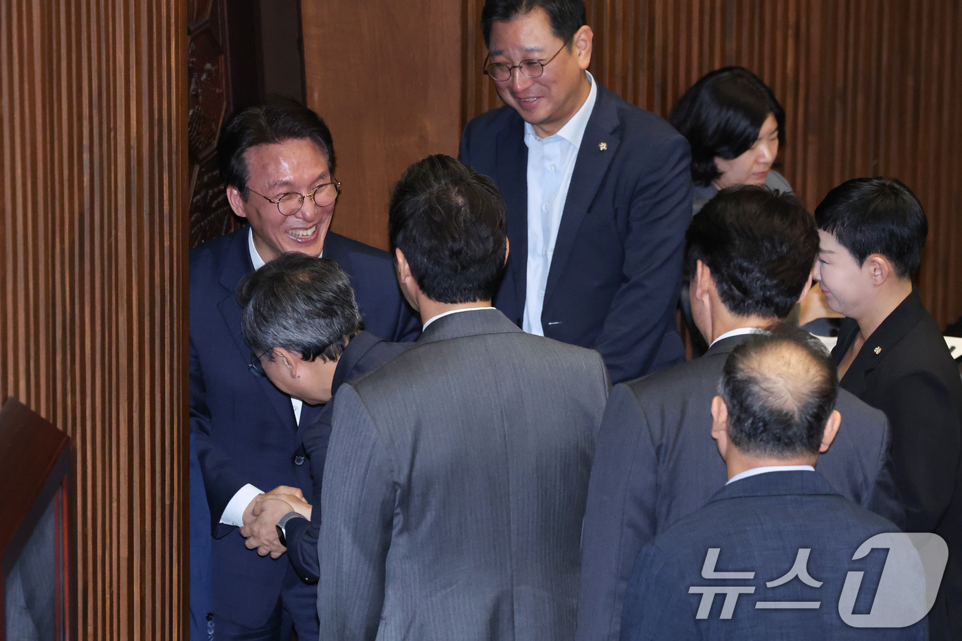 (서울=뉴스1) 신웅수 기자 = 더불어민주당 당권 주자인 김민석 의원이 30일 서울 여의도 국회에서 열린 제437회국회(임시회) 제3차 본회의에서 의원들과 인사하고 있디. 2026 …